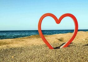 een rood hart vormig voorwerp Aan de strand foto