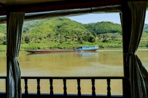 een visie van een boot Aan de Mekong rivier- van een venster foto