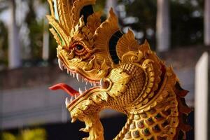 een gouden draak standbeeld is Aan Scherm buiten foto