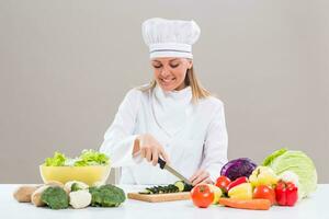 vrouw chef maken gezond maaltijd foto