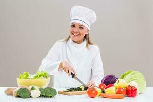 vrouw chef maken gezond maaltijd foto