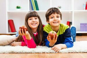 twee kinderen Holding appel foto