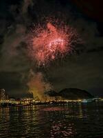 kleurrijk vuurwerk in de nacht lucht Aan de kust van Alicante Spanje foto