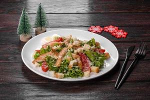 lekkere frisse salade bereid voor op de kersttafel foto