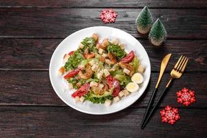 lekkere frisse salade bereid voor op de kersttafel foto