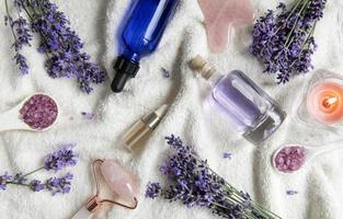 natuurlijke kruidencosmetica met lavendelbloemen foto