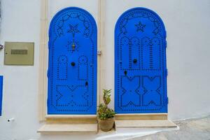 dichtbij omhoog beeld van oud deur in tunesië. Arabisch stijl architectuur. foto