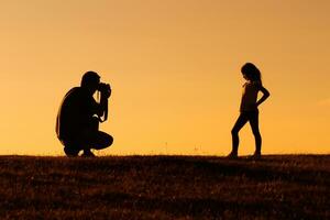 silhouet van een vader fotograferen dochter foto