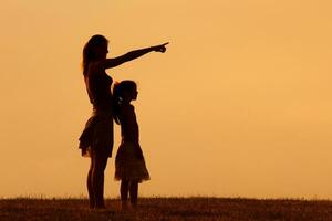 moeder en dochter genieten uitgeven tijd samen in natuur foto