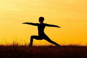 silhouet van vrouw aan het doen yoga foto