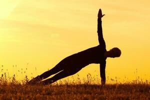 silhouet van vrouw aan het doen yoga foto