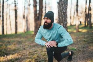 Mens met baard geniet oefenen in natuur foto