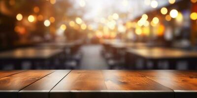 leeg houten tafel met gouden bokeh en wazig straat licht ,vervaagd restaurant, wazig cafe foto