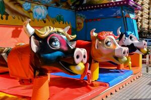 een carnaval rijden met koe hoofden Aan het foto