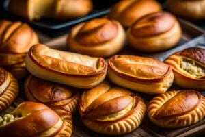 een stapel van brood broodjes Aan een houten tafel. ai-gegenereerd foto