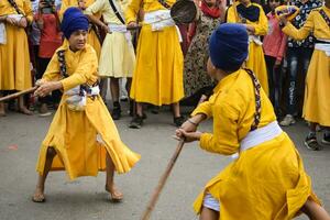 Delhi, Indië, oktober 2, 2023 - sikhs Scherm gatka en krijgshaftig kunsten gedurende jaar- nagar kirtan, traditioneel, processie Aan account van verjaardag van goeroe nanak dev ja, nagar kirtan in oosten- Delhi Oppervlakte foto