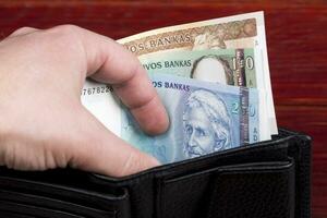 Litouws geld in de zwart portemonnee foto