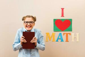 gelukkig nerdachtig vrouw liefdes wiskunde foto