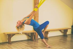 vrouw aan het doen antenne yoga in de geschiktheid studio foto