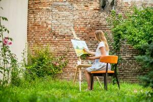 vrouw geniet vrouw schilderij Aan canvas buitenshuis foto