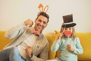 vader en dochter hebben pret met partij rekwisieten Bij hun huis foto