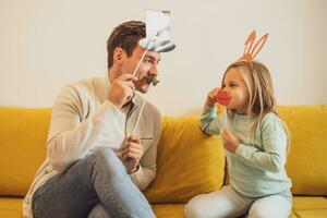 vader en dochter hebben pret met partij rekwisieten Bij hun huis foto