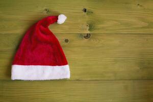 de kerstman hoed Aan een houten tafel foto