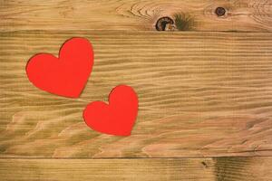 twee rood harten Aan houten tafel foto