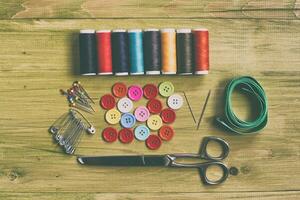 naaien accessoires Aan houten tafel. foto