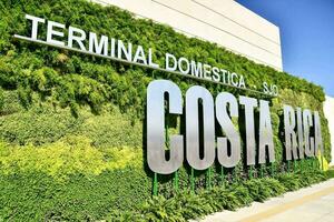 de teken voor de terminal costa rica tegen groen planten foto