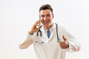 beeld van gelukkig dokter pratend Aan de telefoon en tonen duim omhoog foto