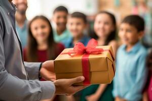 leraren dag - gelukkig studenten geven een geschenk naar hun geliefde leraar in de klas, uitdrukken hun liefde en dankbaarheid. Aan leraren dag, wij vieren de passie voor onderwijs. ai genereren foto