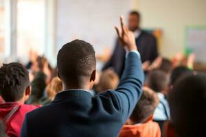 leraren dag - inspirerend leraar Bij de voorkant van de klas, toegewijd studenten verhogen hun handen in teken van deelname. Aan leraren dag, wij vieren die wie vorm geesten. ai generatief foto