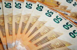 vijftig euro bankbiljetten zijn gelegd uit door een ventilator in groot nummers. selectief focus.hoog kwaliteit foto