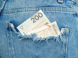 geld in jeans zak. twee honderd zloty Bill in een zak. hoog kwaliteit foto