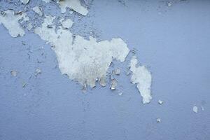 oud cement muur Pel buitenkant achtergrond met blauw verf pellen laag kwaliteit, gebarsten muur foto