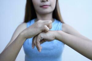 Aziatisch vrouw heeft jeuk Aan haar hand- foto