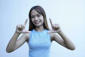 Aziatisch vrouw duimen omhoog is een Super goed symbool. foto