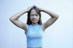 Aziatisch vrouw heeft een hoofdpijn benadrukt van werk foto