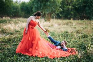 bruid en bruidegom hebben tijd voor romantiek en zijn samen gelukkig foto