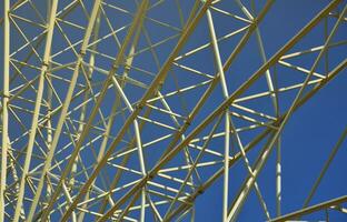 structureel details van een ferris wiel in een amusement park foto