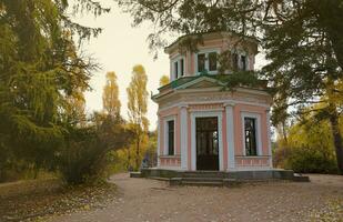 toneel- visie van roze paviljoen Aan eiland van anti-cirkel in sofiyivka park, uman foto