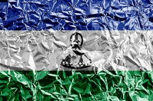 Lesotho vlag afgebeeld in verf kleuren Aan glimmend verfrommeld aluminium folie detailopname. getextureerde banier Aan ruw achtergrond foto