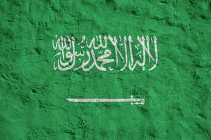 saudi Arabië vlag afgebeeld in helder verf kleuren Aan oud Verlichting bepleistering muur. getextureerde banier Aan ruw achtergrond foto