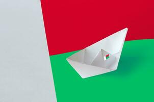 Madagascar vlag afgebeeld Aan papier origami schip detailopname. handgemaakt kunsten concept foto