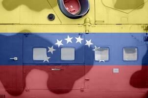Venezuela vlag afgebeeld Aan kant een deel van leger gepantserd helikopter detailopname. leger krachten vliegtuig conceptuele achtergrond foto