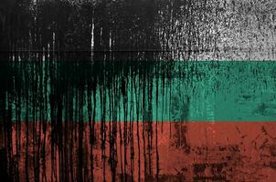 bulgarije vlag afgebeeld in verf kleuren Aan oud en vuil olie vat muur detailopname. getextureerde banier Aan ruw achtergrond foto