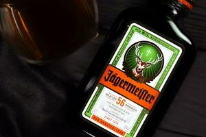 Charkov, Oekraïne - december 3, 2020 jagermeister verkoudheid gemacereerd elixer fles Aan donker zwart achtergrond. de elite alcohol foto