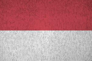 Indonesië vlag afgebeeld in helder verf kleuren Aan oud Verlichting bepleistering muur. getextureerde banier Aan ruw achtergrond foto