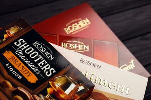 Charkov, Oekraïne - januari 11, 2021 roshen chocola snoepjes dozen. roshen is oekraïens corporatie was gerangschikt 18e in snoep industrie top 100 lijst van s werelds grootste banketbakkerij bedrijven foto